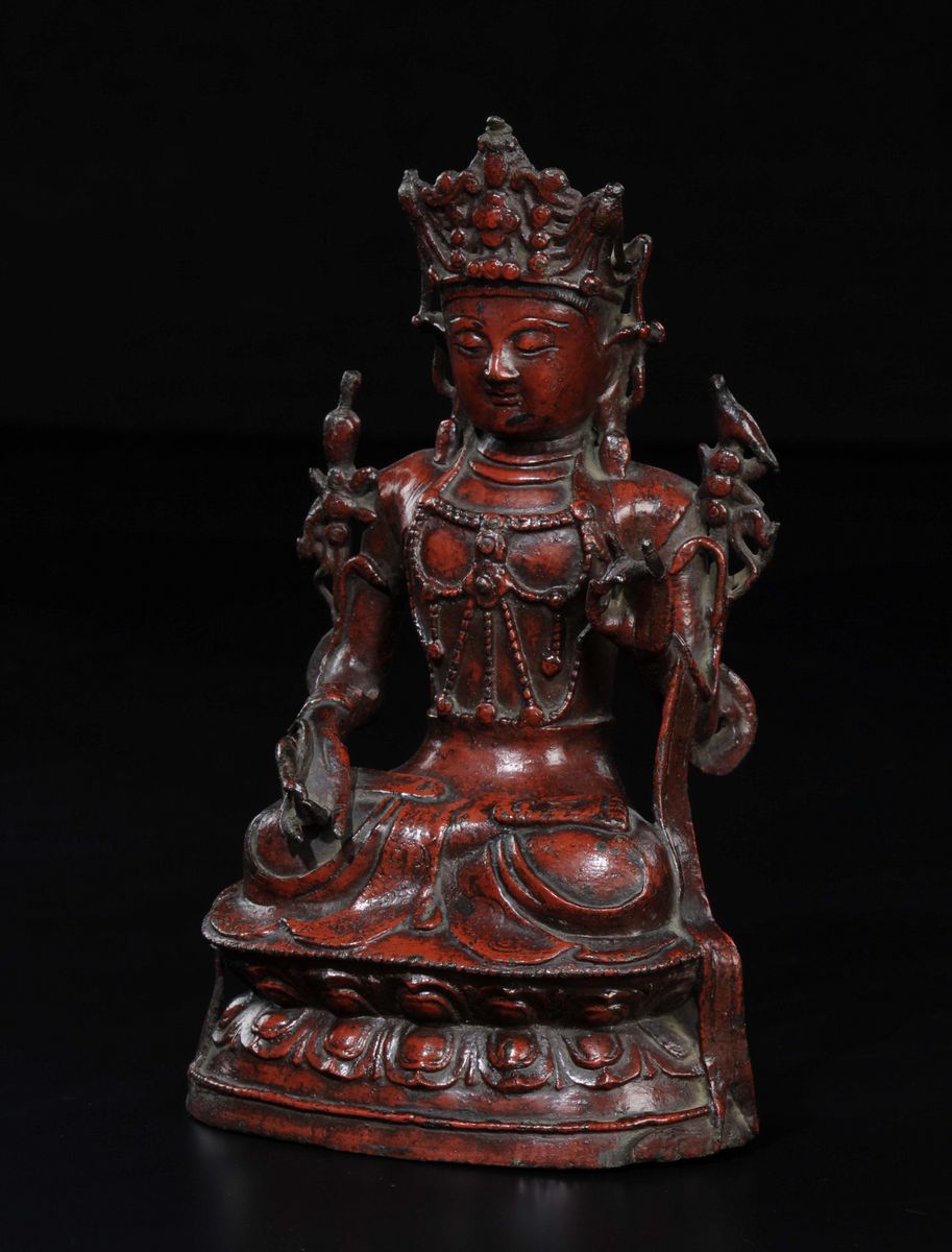 Figura di Bodhisatteva Seduta su Doppio Fiore di Loto in Bronzo a Smalto Rosso, Cina, Dinastia Mi...