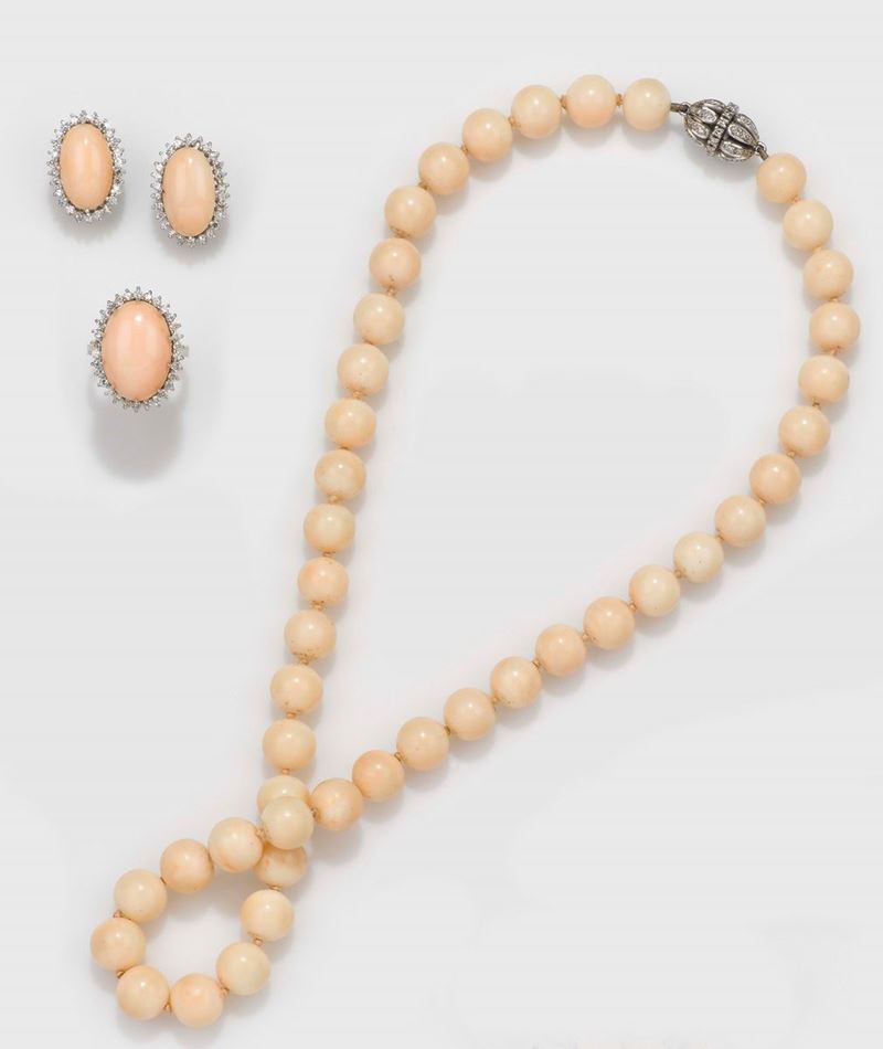 Parure composta da collana, anello ed orecchini in corallo rosa e diamanti  - Asta Fine Jewels - II - Cambi Casa d'Aste