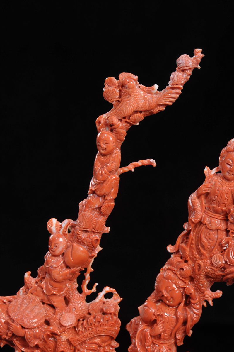 Grande Gruppo Scolpito in Corallo Raffigurante Dignitario, Guanyin e Fanciulli, Cina, Inizio XX S...