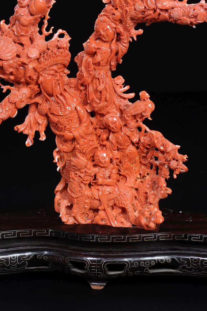 Grande Gruppo Scolpito in Corallo Raffigurante Dignitario, Guanyin e Fanciulli, Cina, Inizio XX S...