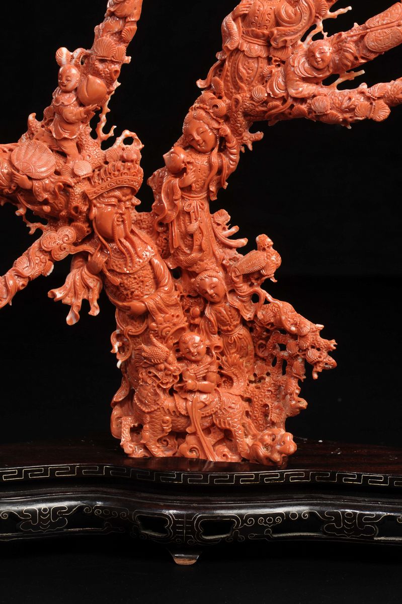 Grande Gruppo Scolpito in Corallo Raffigurante Dignitario, Guanyin e Fanciulli, Cina, Inizio XX S...