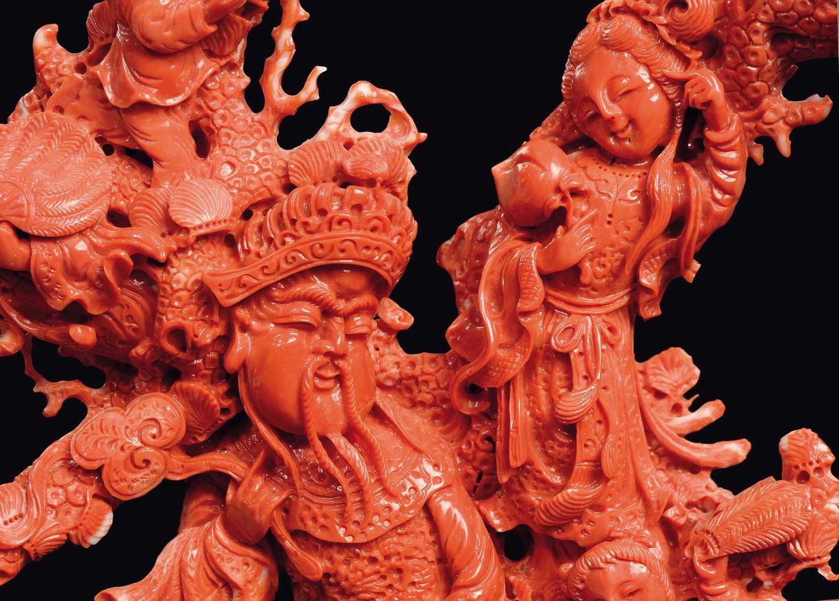 Grande Gruppo Scolpito in Corallo Raffigurante Dignitario, Guanyin e Fanciulli, Cina, Inizio XX S...