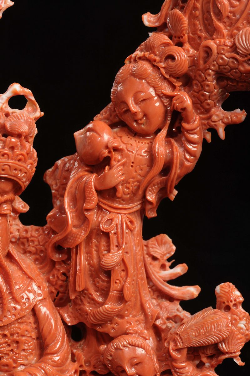 Grande Gruppo Scolpito in Corallo Raffigurante Dignitario, Guanyin e Fanciulli, Cina, Inizio XX S...
