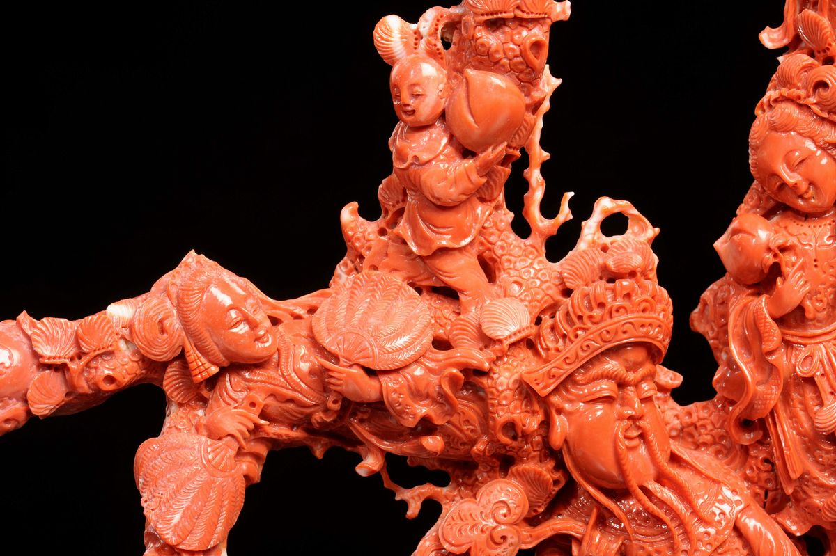 Grande Gruppo Scolpito in Corallo Raffigurante Dignitario, Guanyin e Fanciulli, Cina, Inizio XX S...