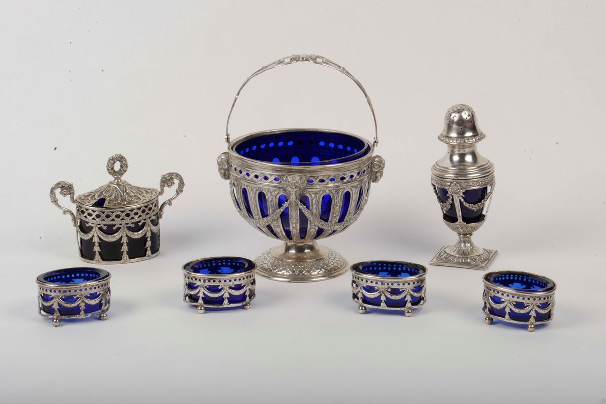 Servito in Argento e Vetro Blu Cobalto, Punzoni di Fantasia Francesi del XVIII Secolo, Francia XI...