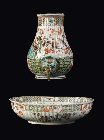 Versatoio con Beccuccio in Bronzo e Bacile in Porcellana Famiglia Verde con Decoro di Fiori e Ucc...
