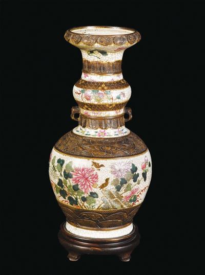 Vaso in Porcellana Craquelè con Decoro di Rose, Cina, Dinastia Qing, Fine XIX Secolo