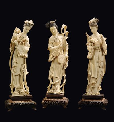 Lotto di Tre Guanyin in Avorio con Ventaglio e Rose tra le Mani, Cina, Dinastia Qing, XIX Secolo