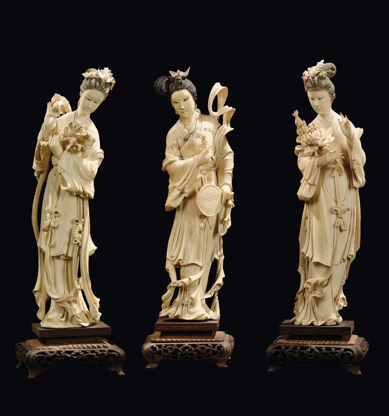 Lotto di tre Guanyin in avorio con ventaglio e rose tra le mani, Cina, Dinastia Qing, XIX secolo  - Asta Fine Chinese Works of Art - Cambi Casa d'Aste