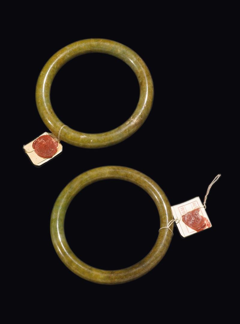 A pair of green and brown bracelets, China, Qing Dynasty, late 19th century  - Auction Fine Chinese Works of Art - Cambi Casa d'Aste