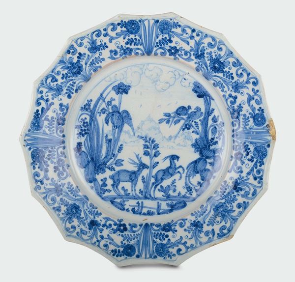 Piatto in maiolica a decoro bianco e blu “calligrafico naturalistico”, marca pesce, manifattura Pescio, Albisola, seconda metà del XVII secolo