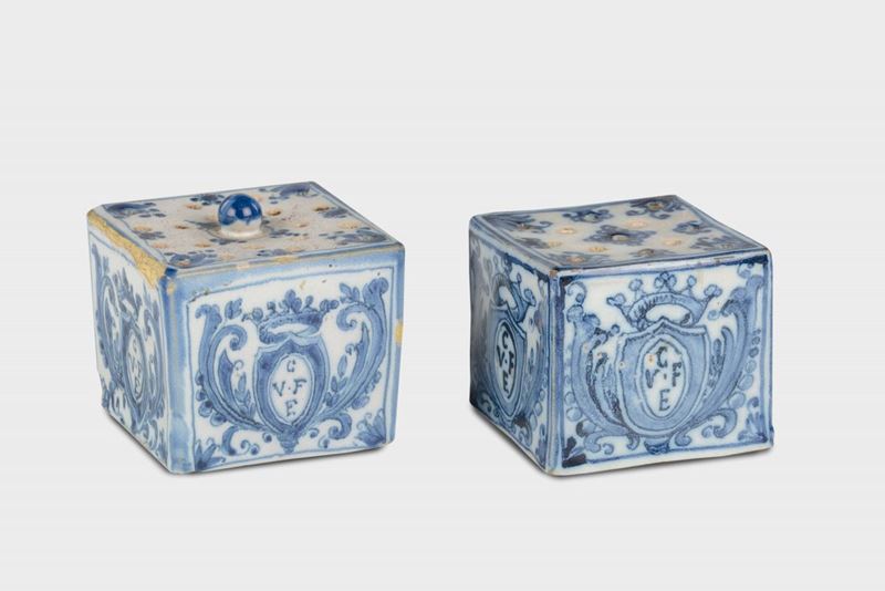 Two white and blue majolica inkwells and blotter, Savona, 18th century  - Auction Mario Panzano, Antique Dealer in Genoa - Cambi Casa d'Aste