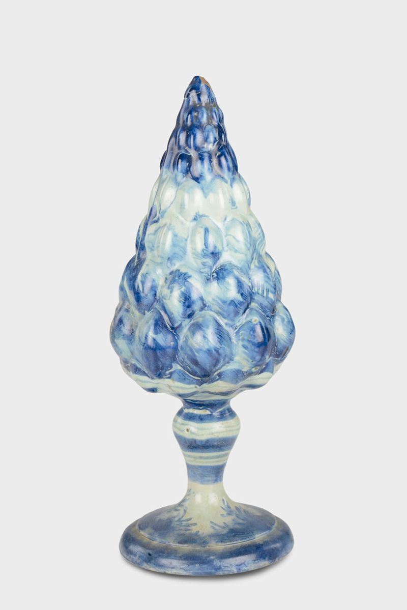 Elemento a pigna su piede tornito in maiolica bianca e blu, Savona, XVII/XVIII secolo  - Asta Mario Panzano Antiquario - Cambi Casa d'Aste