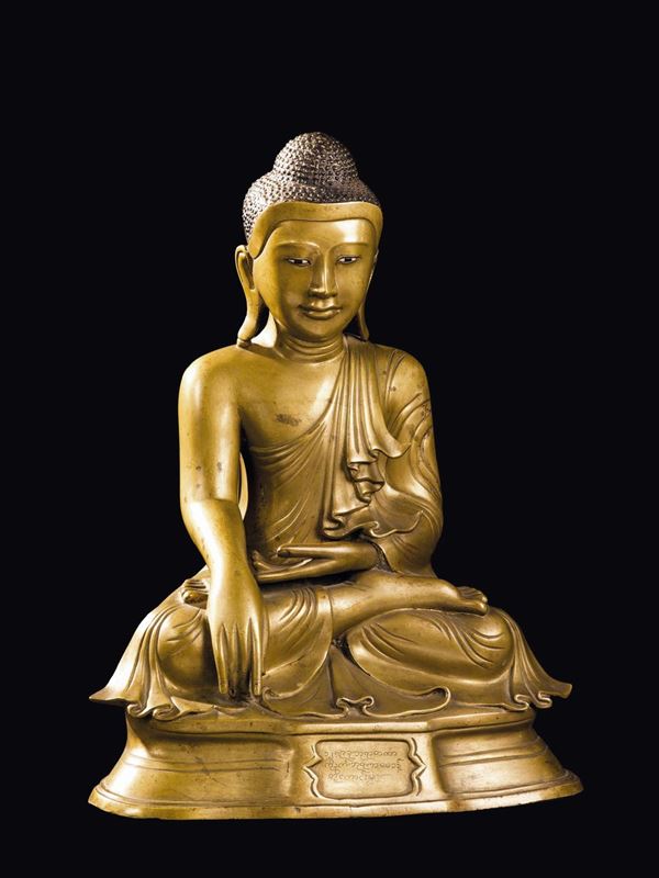 Figura di Buddha in bronzo dorato con occhi in vetro smaltato, Thailandia, XVIII secolo