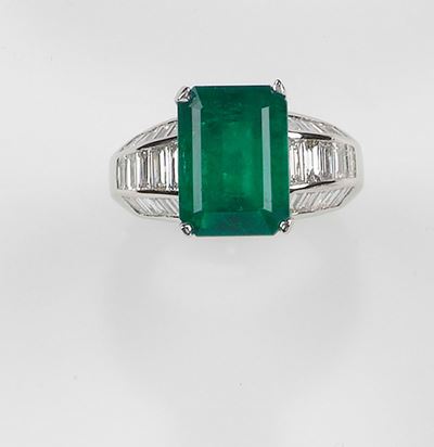 Anello con Smeraldo Centrale di Ct 8,19 e Diamanti Taglio Baguette