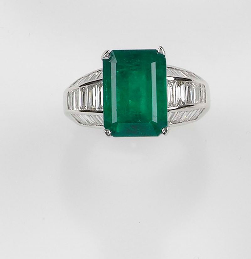 Anello con smeraldo centrale di ct 8,19 e diamanti taglio baguette  - Asta Fine Jewels - II - Cambi Casa d'Aste