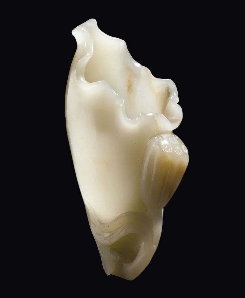 Coppa in giada bianca scolpita a guisa di bocciolo con rami a rilievo, Cina, Dinastia Qing, epoca Qianlong (1736-1795)  - Asta Fine Chinese Works of Art - Cambi Casa d'Aste
