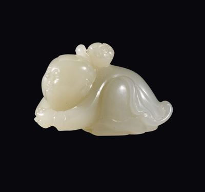 Piccola Figura in Giada Bianca di Ragazzo Prostrato con Ramo tra le Mani, Cina, Dinastia Qing, Ep...