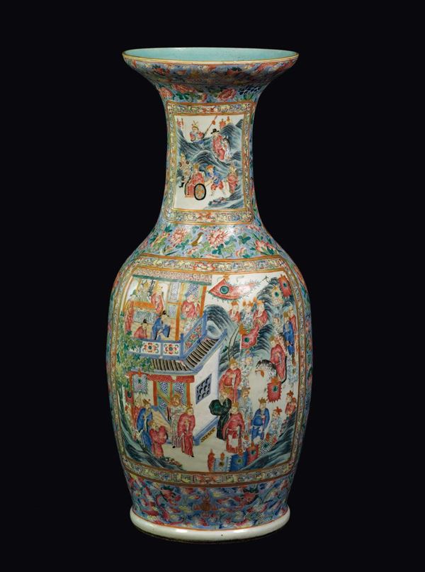 Vaso in porcellana a smalti policromi con decoro di scene di corte entro riserve, Cina, Dinastia Qing, XIX secolo