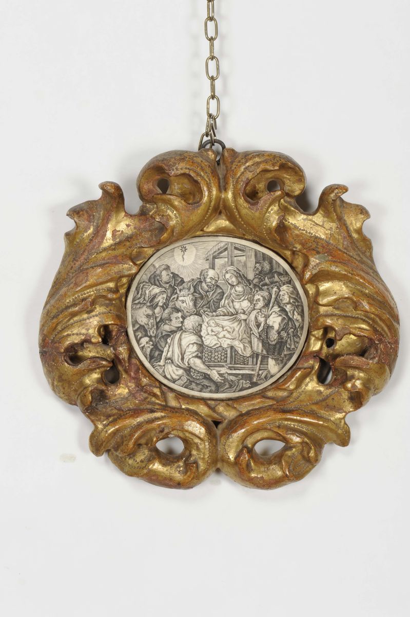Coppia di Ovali in Avorio Inciso con Raffigurazioni della Natività e del Cristo Deriso Entro Corn...