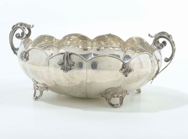 Coppa centrotavola in argento con bordo polilobato, XX secolo