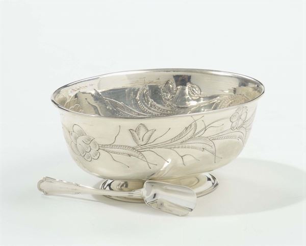Zuccheriera con cucchiaino in argento sbalzato, XX secolo