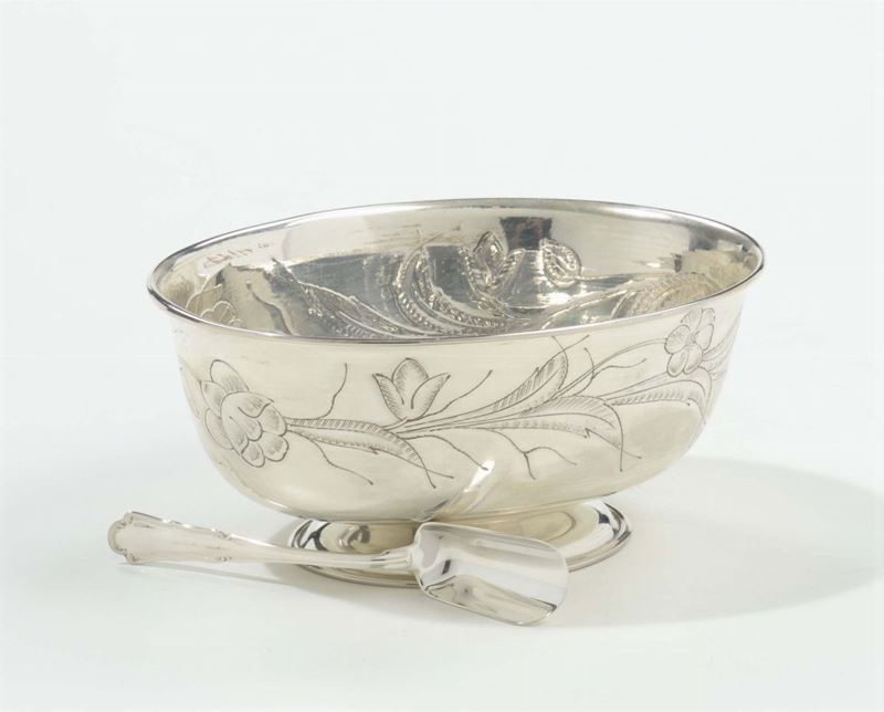 Zuccheriera con cucchiaino in metallo argentato e sbalzato, XX secolo  - Auction Fine Art - Cambi Casa d'Aste