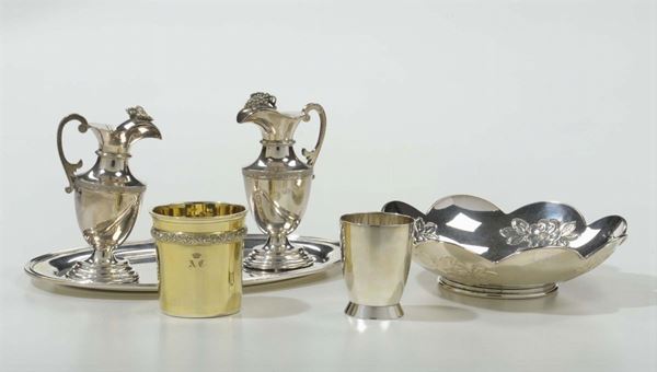 Quattro pezzi di cui ciotola con fiori e bicchiere dorato, Francia XIX secolo in argento