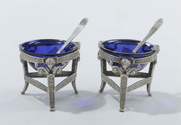Coppia di saliere in argento e vetro blu, XX secolo