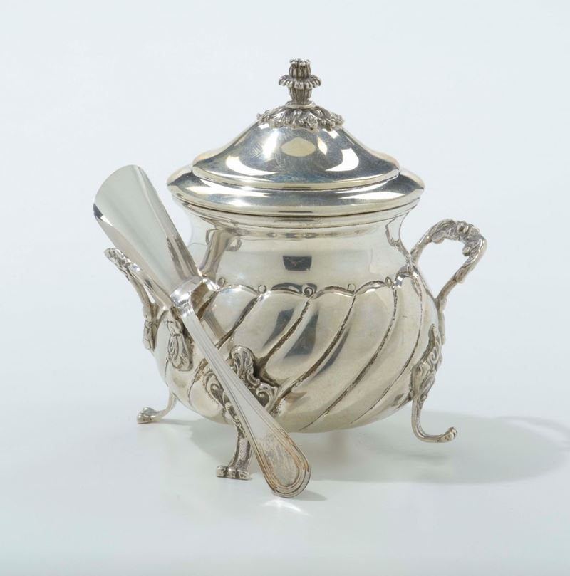 Zuccheriera in argento con cucchiaino, XX secolo  - Asta Arredi dalle dimore degli eredi Ercole Marelli e altre provenienze - Cambi Casa d'Aste