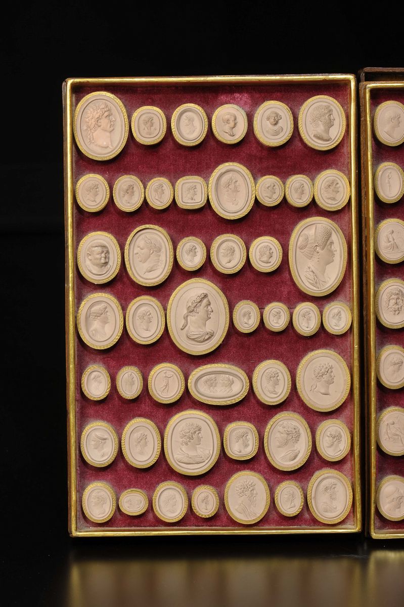 Due Plateaux Contenenti 96 Calchi in Gesso Raffiguranti Ritratti di Imperatori, Figure Femminili ...