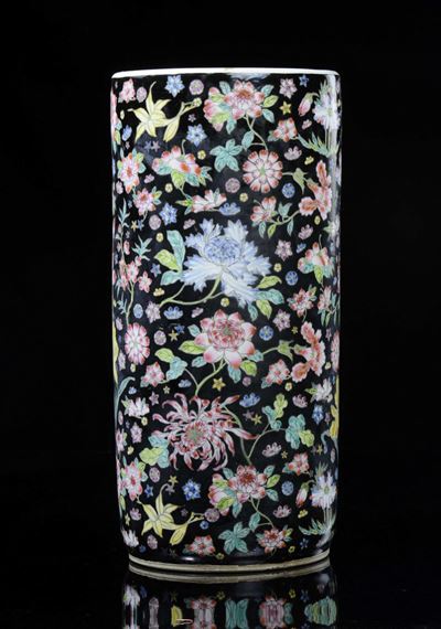 Vaso in Porcellana Fondo Nero con Smalti Policromi Raffiguranti Fiori di Pesco, Cina, XX Secolo