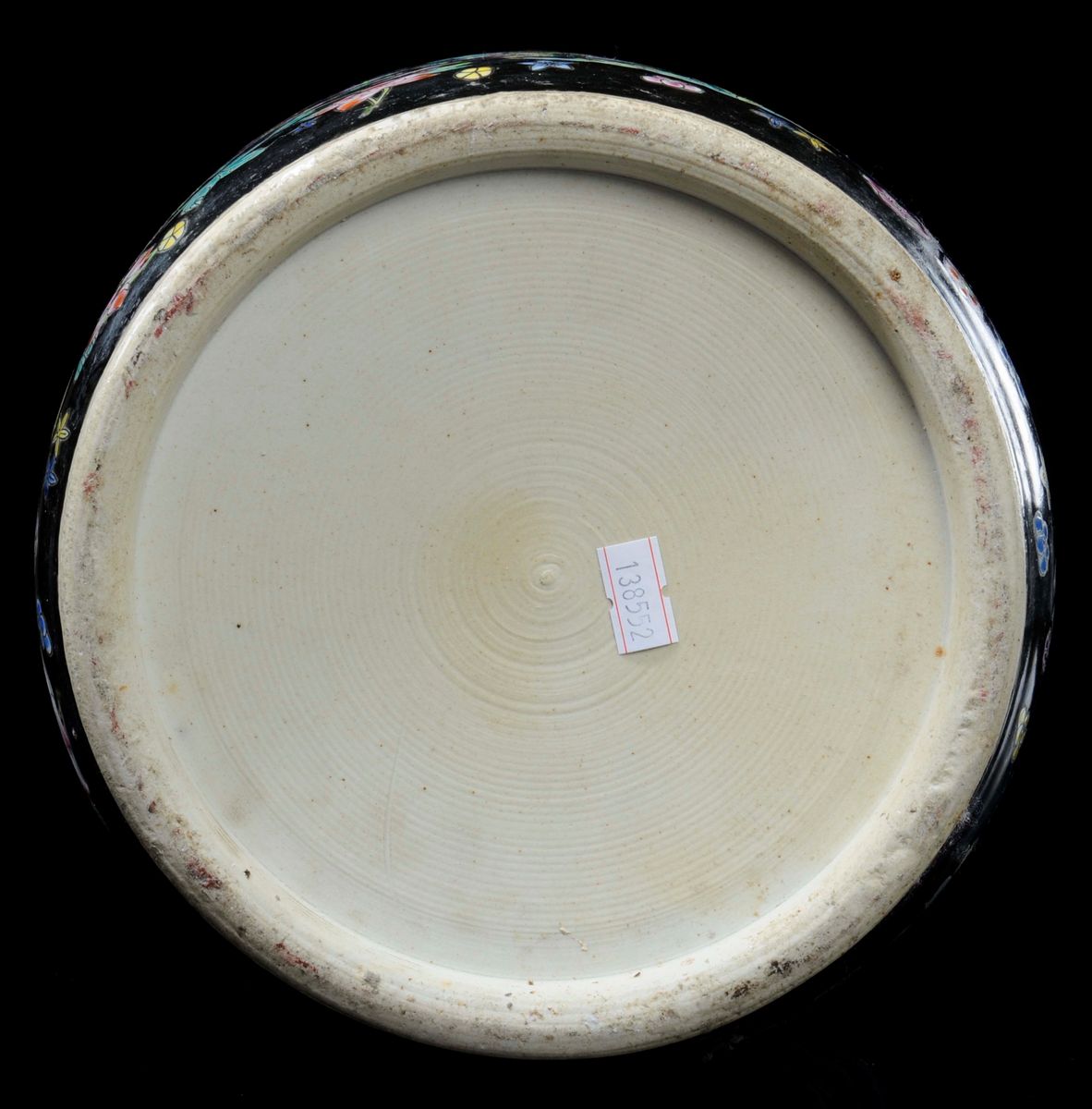 Vaso in Porcellana Fondo Nero con Smalti Policromi Raffiguranti Fiori di Pesco, Cina, XX Secolo