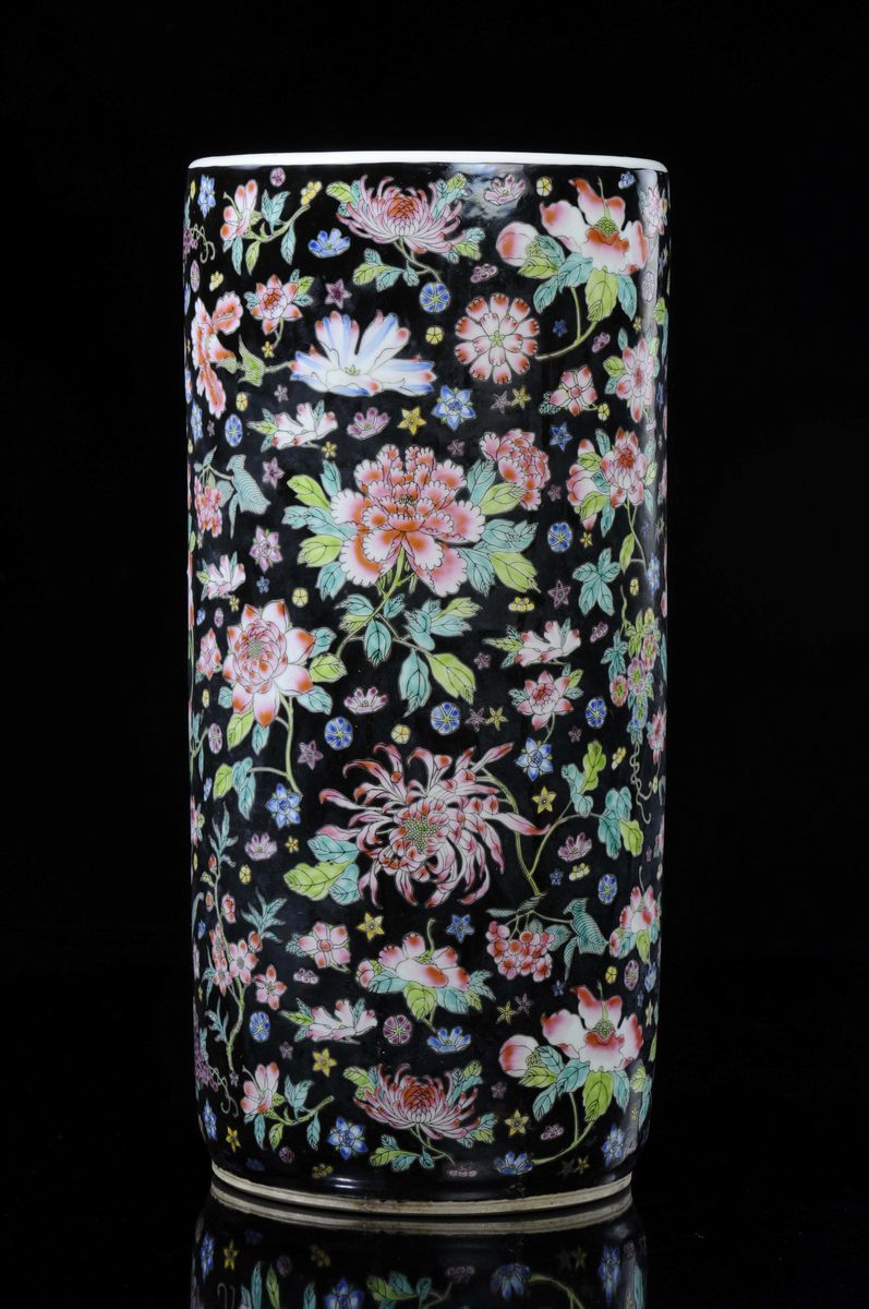 Vaso in Porcellana Fondo Nero con Smalti Policromi Raffiguranti Fiori di Pesco, Cina, XX Secolo