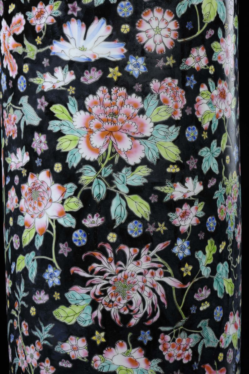 Vaso in Porcellana Fondo Nero con Smalti Policromi Raffiguranti Fiori di Pesco, Cina, XX Secolo