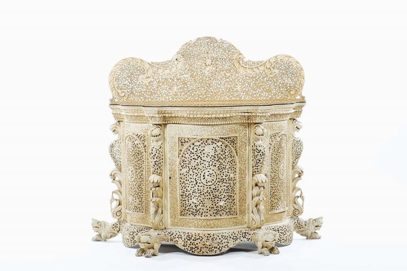 A carved and fretworked teak wooden ivory-glazed forniture, India, 19th century  - Auction Chinese Works of Art - Cambi Casa d'Aste