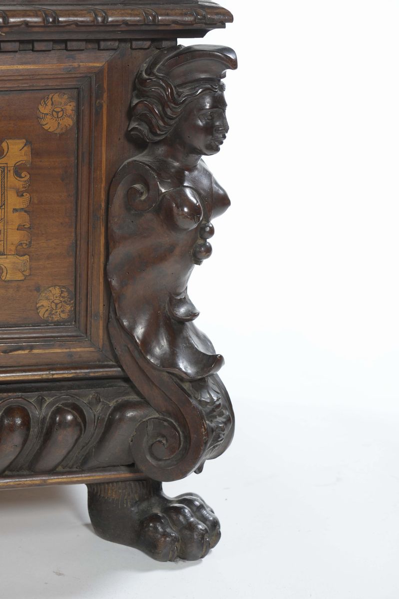 Cassapanca in Legno di Noce con Intarsi e Filettature in Acero, Italia Centrale, Fine del XVI Sec...
