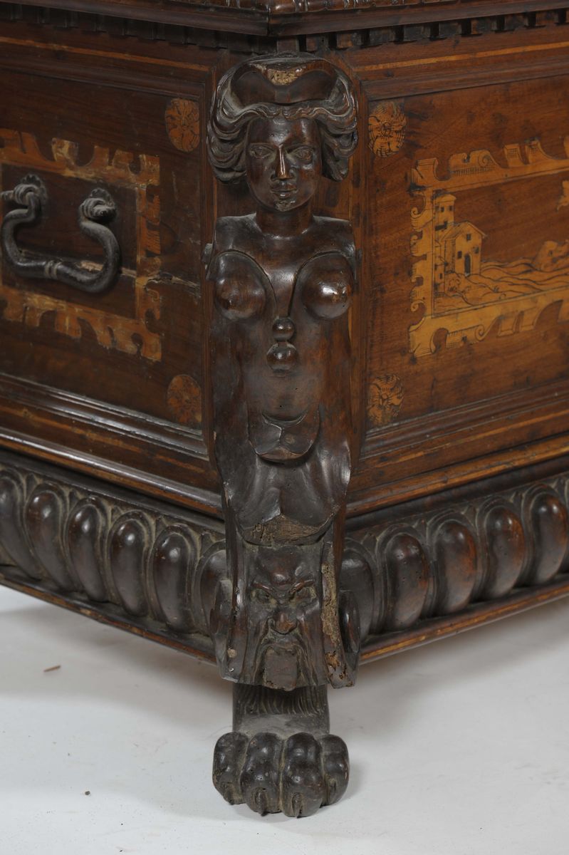 Cassapanca in Legno di Noce con Intarsi e Filettature in Acero, Italia Centrale, Fine del XVI Sec...