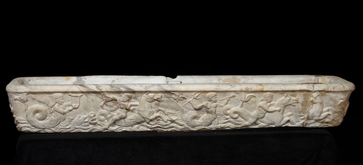 Vasca Rettangolare in Marmo Scolpito, Italia Probabile XVII Secolo
