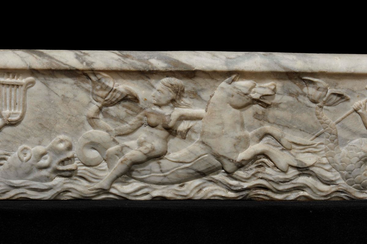 Vasca Rettangolare in Marmo Scolpito, Italia Probabile XVII Secolo