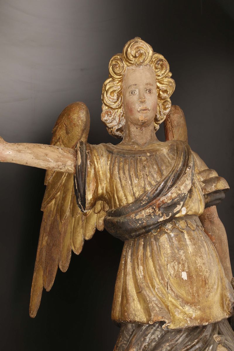 Scultura in Legno Policromo e Dorato Raffigurante Angelo Reggicero, Scultore Tardo Manierista Att...
