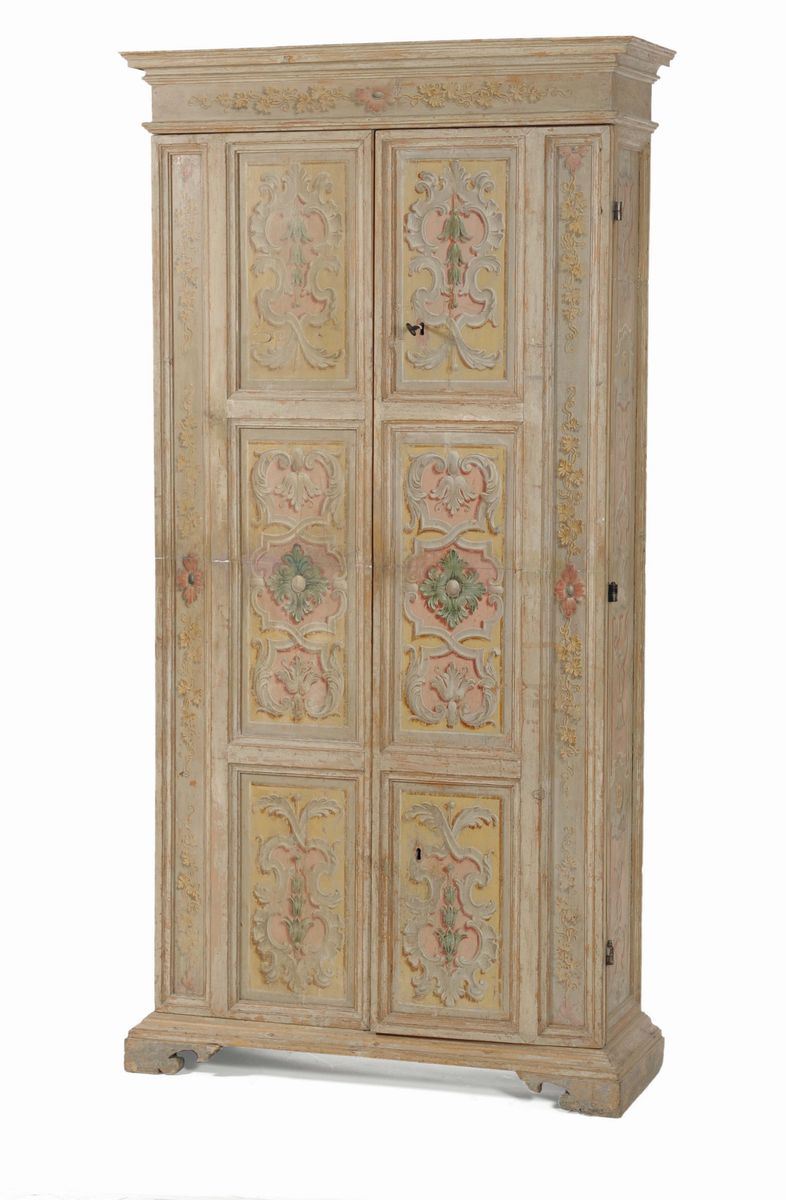 Armadio a due ante in legno di abete laccato in policromia, Italia XVIII secolo  - Asta Scultura e Oggetti d'Arte - Cambi Casa d'Aste