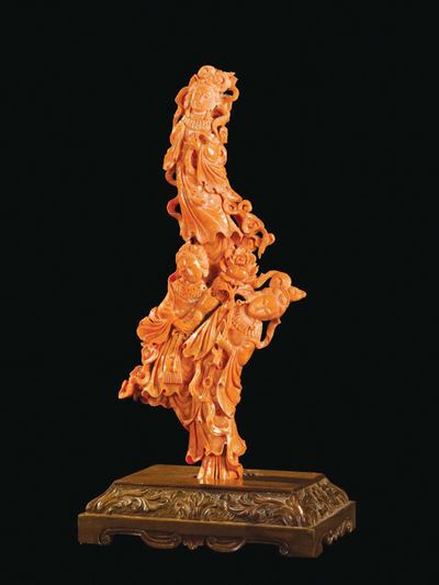 Gruppo in Corallo Raffigurante Tre Guanyin, Cina, Inizio XX Secolo