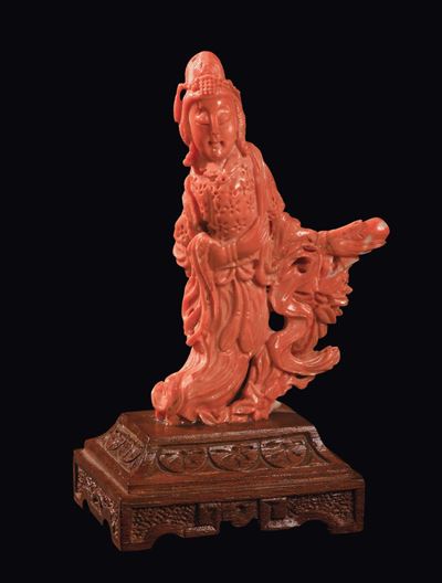 Piccola Figura di Guanyin Scolpita in Corallo, Cina, Inizio XX Secolo