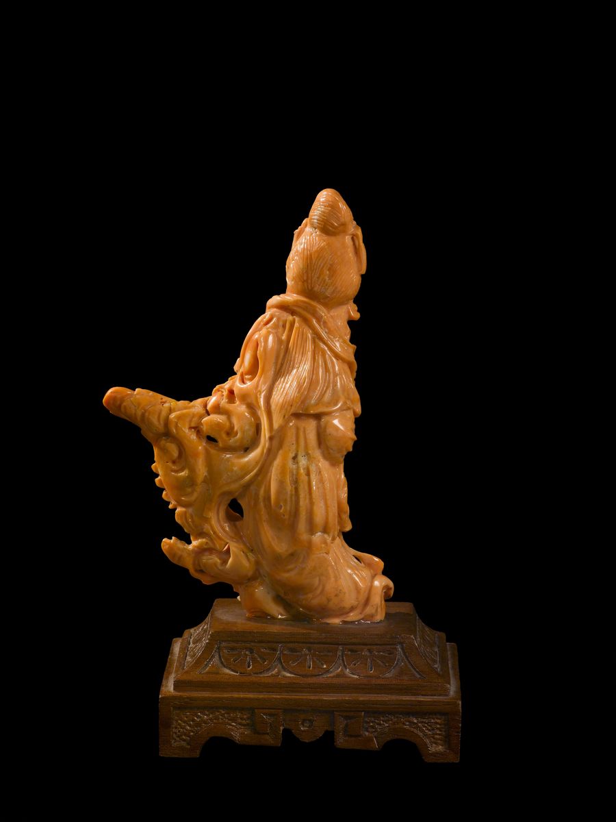 Piccola Figura di Guanyin Scolpita in Corallo, Cina, Inizio XX Secolo