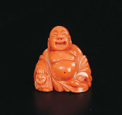 Piccola Figura di Budai Scolpita in Corallo, Cina, Inizio XX Secolo