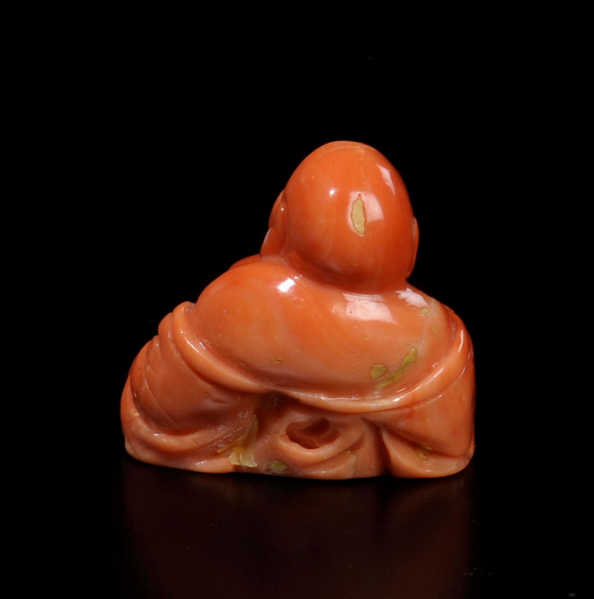 Piccola Figura di Budai Scolpita in Corallo, Cina, Inizio XX Secolo