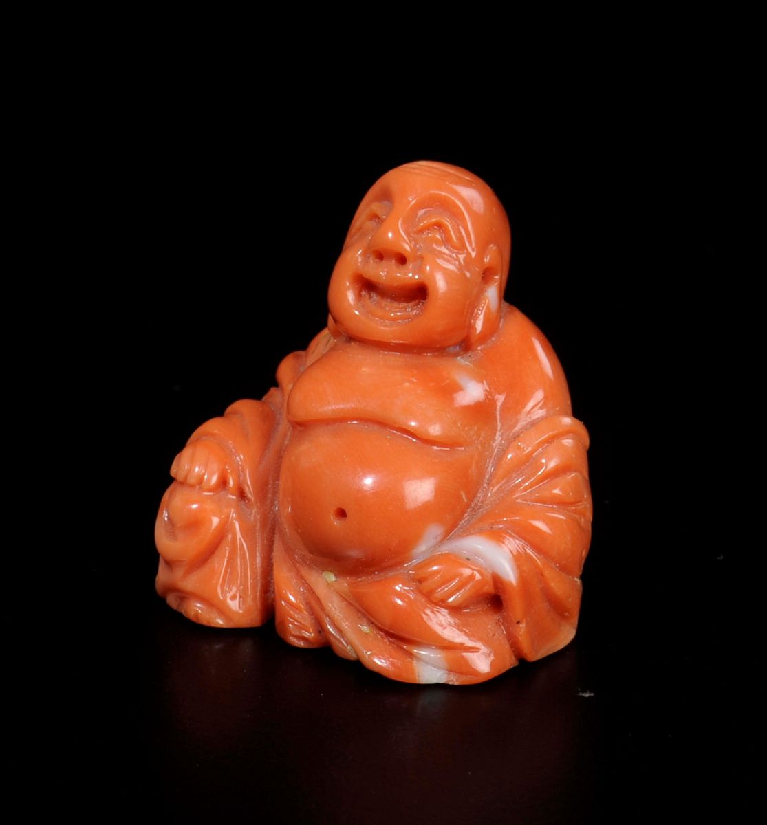 Piccola Figura di Budai Scolpita in Corallo, Cina, Inizio XX Secolo