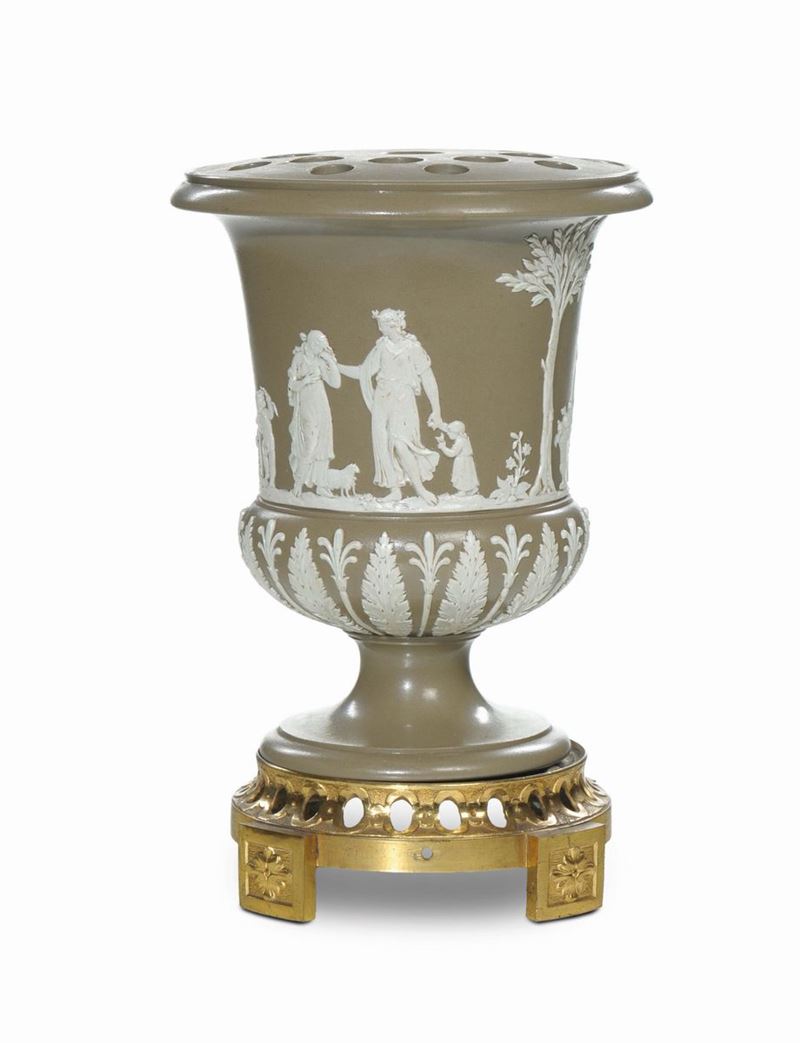 Tulipaniera in porcellana Wegwood con base in bronzo dorato  - Asta Arredi dalle dimore degli eredi Ercole Marelli e altre provenienze - Cambi Casa d'Aste