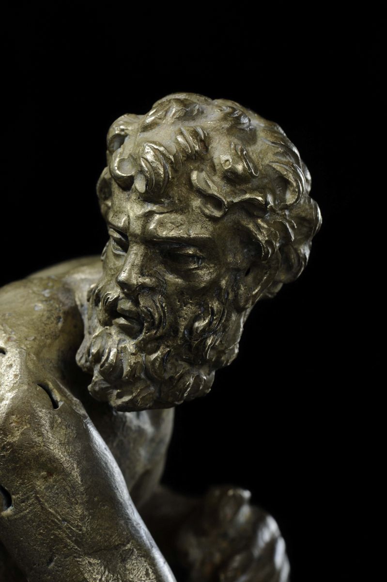 Scultura in Bronzo Fuso e Cesellato Raffigurante Ercole Seduto, Maestro del Fitzwilliam Museum, F...